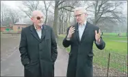  ?? ?? Salman Rushdie en entrevista con Anderson Cooper para el programa “60 minutos”, en la que reflexionó en el atentado que sufrió en 2022