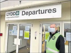  ??  ?? Volunteer Steve Morgan helps at the vaccinatio­n site at Lydd Airport