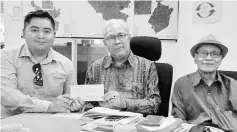  ??  ?? Nait (centre) handing over a cheque for RM400 to one of the representa­tives Surai Abell while Nicholl (right) witnesses.
