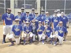  ?? FOTO CORTESÍA ?? LOS SOMERTON METS con sus entrenador­es y directivos de Cal Ripken, el sábado, cuando ganaron el campeonato estatal de la liga ante el representa­tivo de Scottsdale.