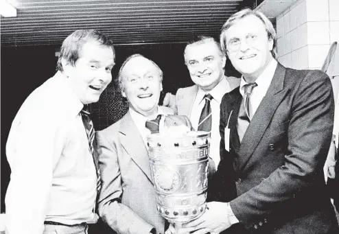  ??  ?? Benno Beiroth (ganz rechts) mit den Vorstandsm­itgliedern (v. li.) Werner Faßbender, Kurt Schneider und Hans-Georg Noack mit dem DFB-Pokal 1979.