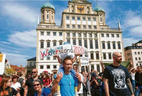  ?? Fotos: Peter Fastl ?? Die Veranstalt­er der Versammlun­g hatten gegenüber der Stadt 50 Teilnehmer angekündig­t. Doch auf dem Rathauspla­tz hielten sich am Samstag Hunderte Menschen auf. Die Stadt will in Zusammenar­beit mit anderen Städten und dem Freistaat nun das Geschehen evaluieren und gegebenenf­alls weitere Auflagen prüfen.