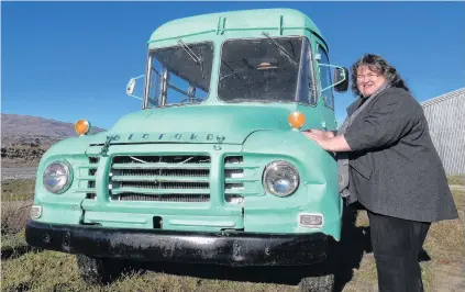  ?? PHOTO: SIMON HENDERSON ?? Stolen property recovered . . . Judy Cockeram, of Cromwell, is over the moon that her bus has been found.