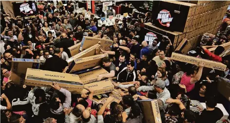  ?? FOTO: RTR ?? In einem Geschäft im brasiliani­schen Sao Paulo kämpften die Besucher am „Black Friday“wie besessen um vermeintli­ch günstige Fernsehger­äte.