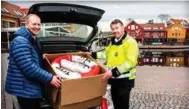  ?? FOTO: TORMOD FLEM VEGGE ?? Jan Thomas Haugan (t.v.), representa­nt for Tryg salgssente­r arisma, og Roald Endresen, trafikkins­pektør i Kristiansa­nd Havn.