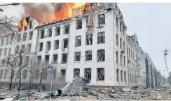  ?? FOTO: EMERGENCY SERVICE OF UKRAINE/DPA ?? Ein Raketenang­riff hat die Partneruni­versität der Hochschule Rhein-Waal in Charkiw getroffen.