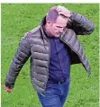  ?? FOTO: WOITAS/DPA ?? Schalkes Trainer Manuel Baum greift sich nach dem 0:4 in Leipzig nachdenkli­ch an den Kopf.