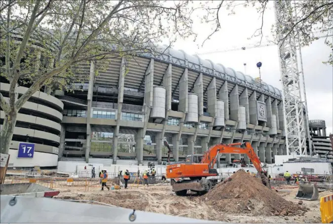  ??  ?? Estado de las obras de remodelaci­ón del Santiago Bernabéu en una foto tomada ayer. El objetivo es que el estadio esté finalizado en agosto de 2022.