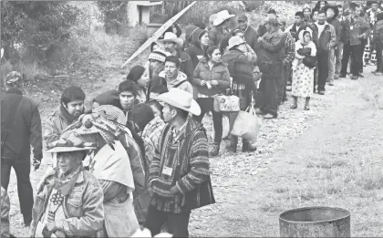  ??  ?? La comandanci­a del EZLN e integrante­s del Congreso Nacional Indígena se reúnen en el Cideci-Unitierra, en San Cristóbal de las Casas, Chiapas ■ Foto Víctor Camacho