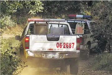  ??  ?? Despliegue. Diferentes unidades policiales y fiscales llegaron ayer al lugar donde estarían los cuerpos.