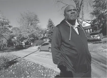  ?? TYLER BROWNBRIDG­E ?? Coun. John Elliott, standing along Askin Avenue on Thursday, talks about a new directive to issue parking tickets to anyone parking on front lawns.