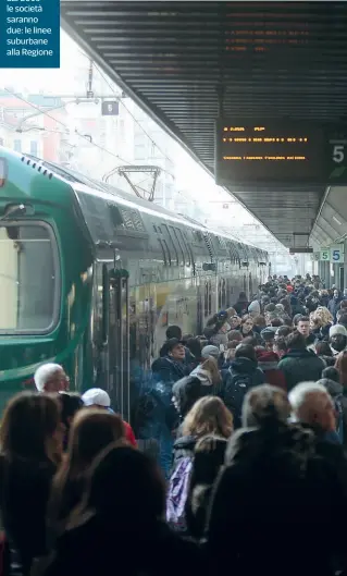  ??  ?? Pendolari Oggi Trenord gestisce tutto il traffico regionale, dal 2019 le società saranno due: le linee suburbane alla Regione