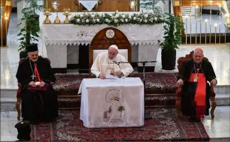  ?? (Photo EPA) ?? Le patriarche Ignace Youssif III Younan [ici à gauche], président du synode de l’Église syriaque catholique, le pape François et le patriarche chaldéen Louis Raphael Ier Sako en la cathédrale syro-catholique de Notre-Dame du Salut à Bagdad.