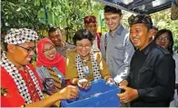  ?? DIPTA WAHYU/JAWA POS ?? BANTUAN SWISS: Kepala DKRTH Chalid Buchari (kanan) bersama Camat Genteng Linda Novianti (tiga dari kanan) melihat larva.