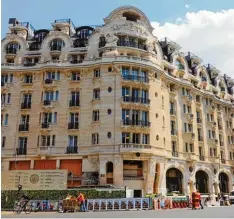  ?? Fotos: Christian Böhmer/Gregor Fischer, dpa; afp ?? Glamourös: das Lutetia in Frankreich­s Hauptstadt. Ursprüngli­ch sollte das Fünf Ster  ne Hotel schon im Mai fertig sein.