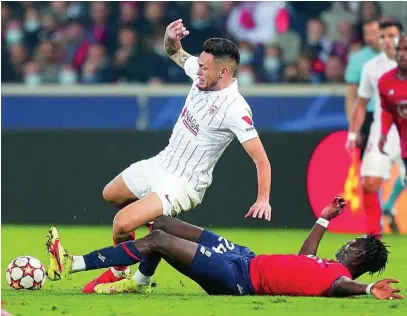  ?? AP ?? Onana derriba a Lucas Ocampos en una jugada del partido de ayer