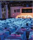  ?? Foto: dpa ?? Hier siehst du Teilnehmer des achtstün digen Konzertes „Sleep“in der amerika nischen Stadt New York.