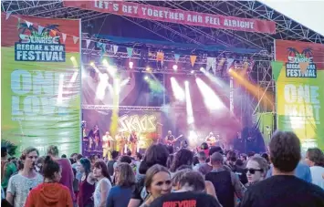  ?? Fotos: Peter Wieser ?? Tausende Besucher kamen am Wochenende zum Reggae und Ska Festival nach Burtenbach. Mit Skaos (Bild) und The Crashbo nes waren auch zwei heimische Bands am Start.