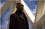  ?? ?? Auf Nick Furys (Samuel L. Jackson) Raumstatio­n geben sich die drei Marvel-heldinnen die Klinke in die Hand