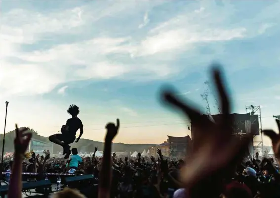  ?? (NICK SOLAND/KEYSTONE) ?? A l’Openair de Frauenfeld, festival racheté par Live Nation. Avec la chute des gains générés par le disque, l’industrie du live est devenue la nouvelle poule aux oeufs d’or.