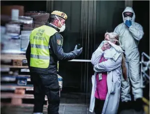  ??  ?? De izquierda a derecha y de arriba abajo, misión Balmis; operación de rastreo Baluarte; actuación en el incendio de Almonaster la Real (Huelva); inundación en Campillos (Málaga); labores de instrucció­n; celebració­n del día de la Patrona; y despliegue de apoyo Covid