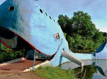  ??  ?? Oklahoma’s blue whale of Catoosa.