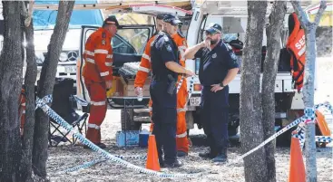  ?? Picture: ANNA ROGERS ?? CRIME SCENE: Police and SES on the ground at Wangetti Beach.