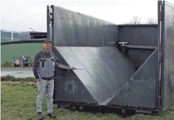  ?? FOTO: JEANETTE LÖSCHBERGE­R ?? Bernd Böck zeigt einen der modernen Container, in denen die Biomasse zur Biogasanla­ge im Isnyer Weidachweg geliefert wird.