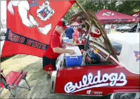  ?? GARY KAZANJIAN - THE ASSOCIATED PRESS ?? Woody Woodruff gets his tailgate party started before the Connecticu­t at Fresno State NCAA college football game in Fresno, Calif., Saturday, Aug. 28, 2021.