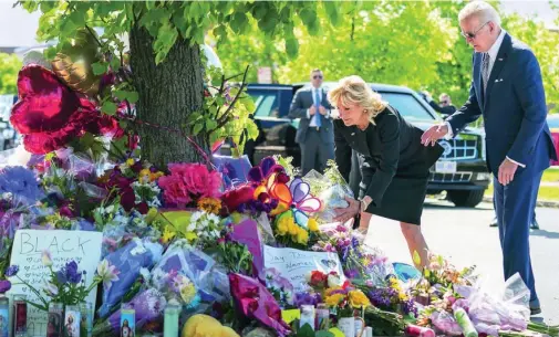  ?? AP ?? El presidente Joe Biden y la primera dama, Jill, entregan flores en el homenaje improvisad­o a las víctimas