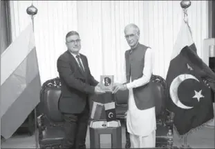  ?? -APP ?? ISLAMABAD
Minister for Defence, Pervez Khattak presenting a shield to Georgi Panayotov, defence Minister of the Republic of Bulgaria.