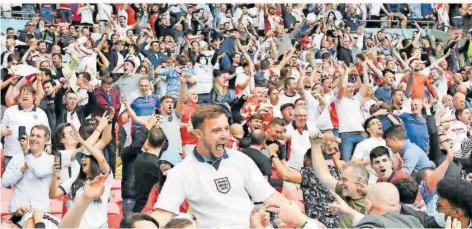  ?? FOTO: JUSTIN TALLIS/POOL AFP/DPA ?? Im Achtelfina­lspiel der Fußball-EM (England —Deutschlan­d) in London jubelten 45 000 Fans dicht an dicht im Stadion: Einigen geht diese Lockerung der Corona-Regeln in der Pandemie zu weit.