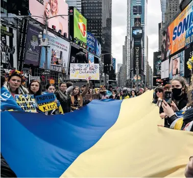  ?? ?? Die großen Unterstütz­ungskundge­bungen für die von Russland angegriffe­ne Ukraine – wie hier im März am New Yorker Times Square – sind in den USA zuletzt seltener geworden.