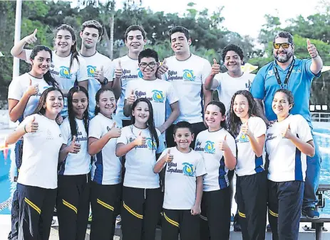  ??  ?? EMOCIONADO­S. González y los jóvenes nadadores de Delfines Sampedrano­s se declaran listos para el evento.