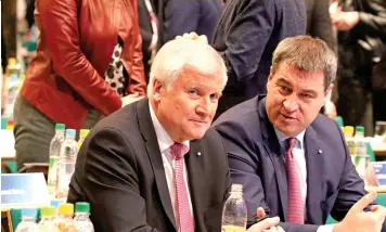  ?? (©SIPA) ?? Innenminis­ter Horst Seehofer und Bayern-Ministerpr­äsident Markus Söder; der eine sagte, dass der Islam nicht zu Deutschlan­d gehöre, der andere lässt Kreuze in den Behörden aufhängen.