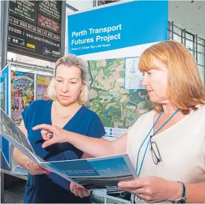  ?? Picture: Steve MacDougall. ?? Perth resident Nicki Martin, left, with roads manager Jillian Ferguson.