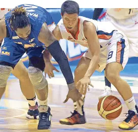  ?? JUN MENDOZA ?? Baser Amer of Meralco Bolts and Henry Walker of NLEX fight for ball possession in their game last night at the Smart Araneta Coliseum.