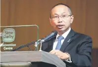  ?? — Gambar Bernama ?? BERKONGSI PANDANGAN: Abdul Wahid menyampaik­an dasar ucapan semasa Sidang Kemuncak Kepimpinan Malaysia di Sime Darby Pusat Konvensyen semalam.