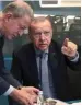  ??  ?? Oukase. Recep Tayyip Erdogan et son ministre de la Défense, Hulusi Akar, le 9 octobre.