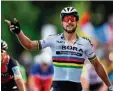  ?? Foto: Jeff Pachoud, afp ?? Peter Sagan setzte sich am Ende der Etappe und eines anstrengen­den Schlussans­tiegs mit spielerisc­her Leich tigkeit durch.