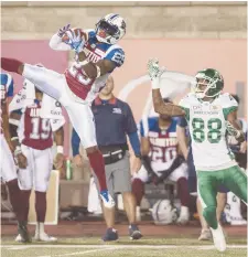  ??  ?? La défensive des Alouettes de Montréal a tenu le coup la semaine dernière contre les Roughrider­s de la Saskatchew­an. - La Presse canadienne: Paul Chiasson