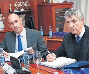  ??  ?? CONTRARIOS. Rubiales y Villar, cuando su relación era satisfacto­ria.