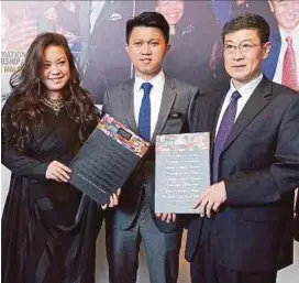  ??  ?? Tiffanee Marie Lim (left) exchanging documents with Zhengzhou Institute of Technology secretary-general Zhou Chunhui (right) as witnessed by Chong Sin Woon (centre) at LUCT.