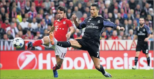  ??  ?? GOL DE ‘NUEVE’. Cristiano se anticipó a Bernat para firmar un doblete de nueve puro en el Allianz Arena.