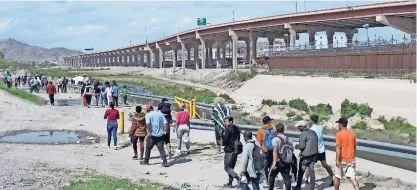  ?? ?? Grupos de migrantes continúan transitand­o por zonas aledañas al río en busca de comida y dinero
