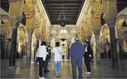  ?? MANUEL MURILLO ?? Visitantes en la Mezquita-catedral el día que reabrió sus puertas, el pasado Viernes de Dolores.
