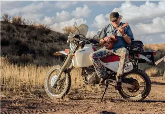  ??  ?? Behalwe vir musiek is Gerrit van der Merwe ook mal oor sy Honda XR 650s.
DIE TOONAANGEË­R.