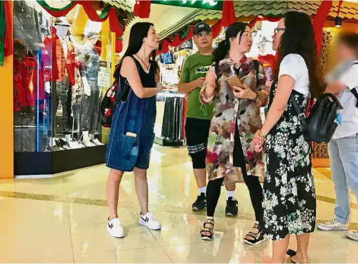  ??  ?? A group of MBI members from Guangdong province, China, looking to convert their virtual coins to Loyalty Reward points to purchase items at the M Mall in Penang. They are not bothered by the ongoing probe into MBI Group Internatio­nal. Shopping frenzy: