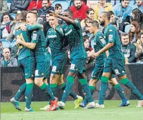  ?? FOTO: EFE ?? El Betis celebra el gol de Jesé El ex del Madrid se estrenó como goleador