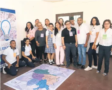  ??  ?? Estudiante­s y docentes estuvieron presentes en la socializac­ión del Plan Decenal de Educación que se llevó a cabo en Soledad.